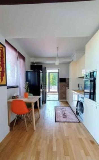 Apartament cu 3 camere, mobilat în 1 Mai