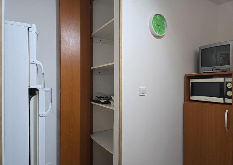 Apartament cu 3 camere semidecomandat, mobilat în 1 Mai