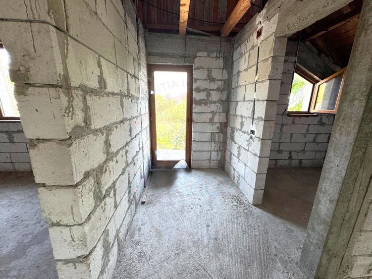 Casă individuală cu 4 camere cu Canalizare în Șendreni