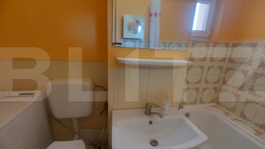 Apartament cu 3 camere semidecomandat, mobilat în Simeria