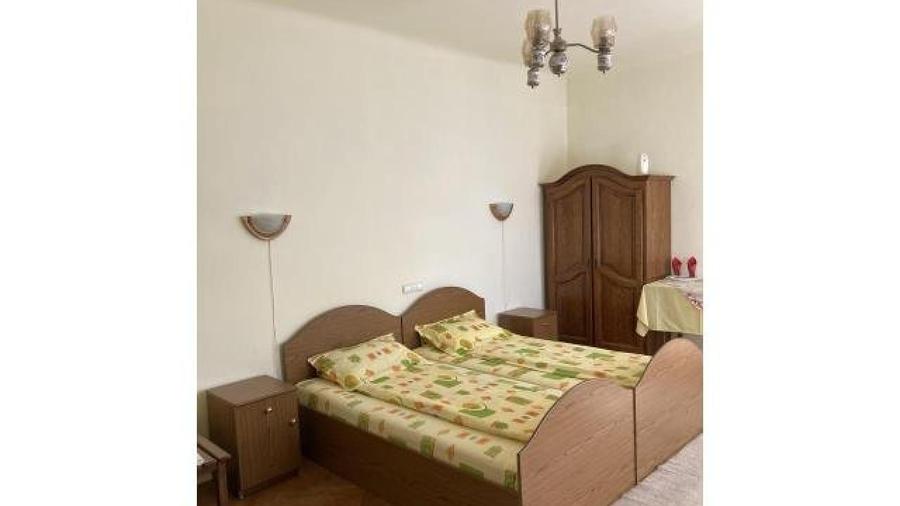 Casă individuală cu 10 camere cu Teren 1200 Mp în Central