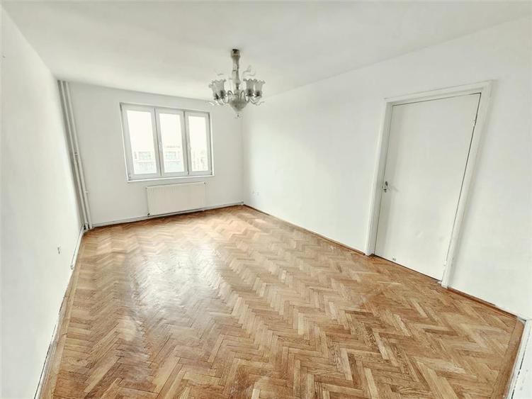 Apartament cu 3 camere decomandat în Astra