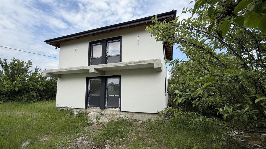 Casă cu 4 camere cu Teren 450 Mp în Aroneanu