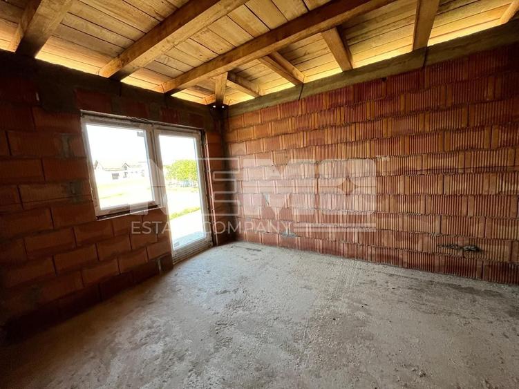 Duplex cu 4 camere cu Canalizare în Lisaura