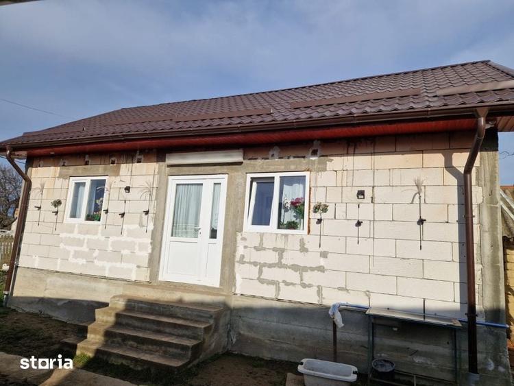 Casă cu 2 camere cu Teren 1686 Mp în Găvănești