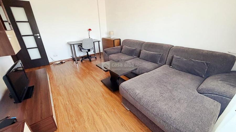 Apartament cu 2 camere semidecomandat, mobilat în Podul de Fier
