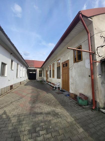 Casă individuală cu 6 camere cu Teren 489 Mp în Central