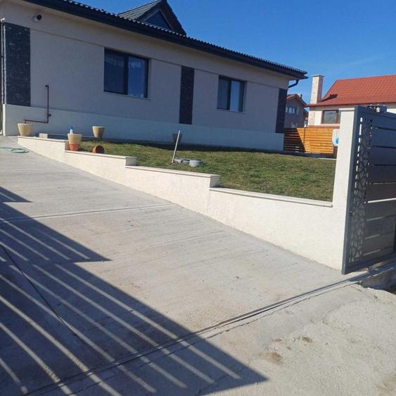 Casă individuală cu 4 camere cu Canalizare în Corușu