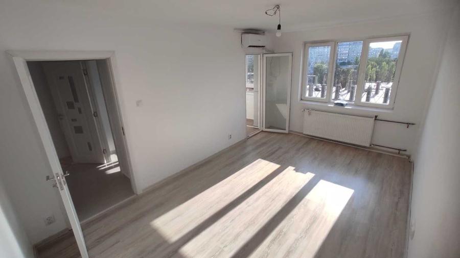 Apartament cu 3 camere decomandat în Titan — fotografia 1