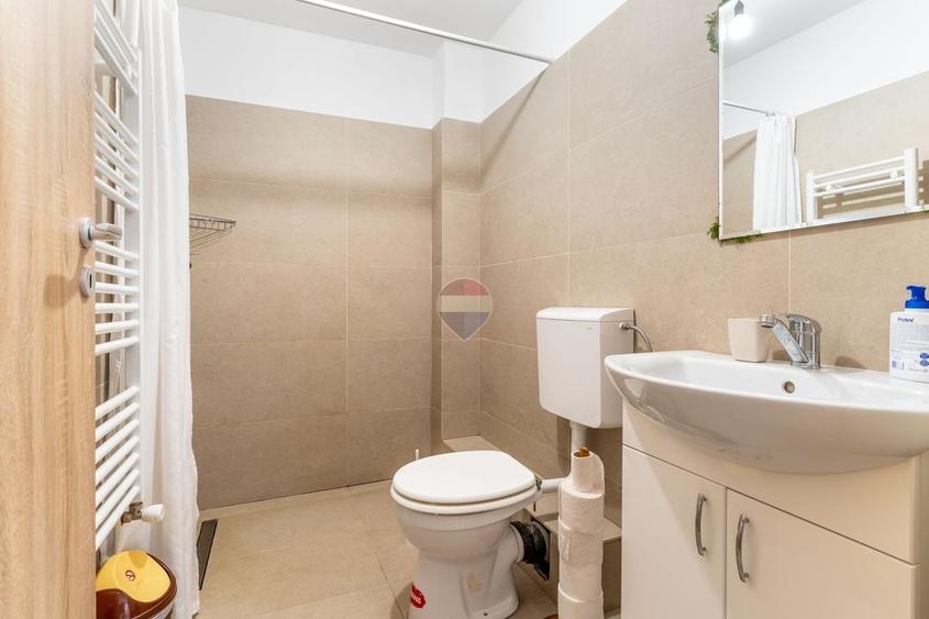 Casă individuală cu 8 camere cu Teren 3012 Mp în Mărișel