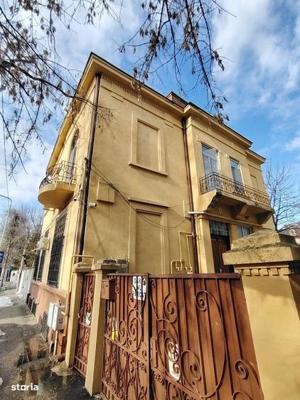 Apartament cu 4 camere semidecomandat în Central