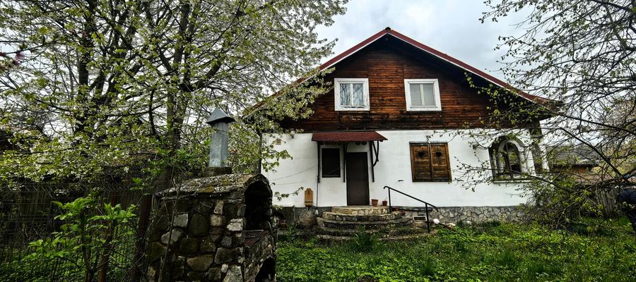 Casă individuală cu 6 camere cu Teren 593 Mp în Est