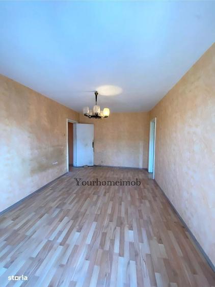 Apartament cu 3 camere semidecomandat în Craiovița Nouă