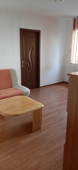Apartament cu 3 camere semidecomandat în Malu Roșu
