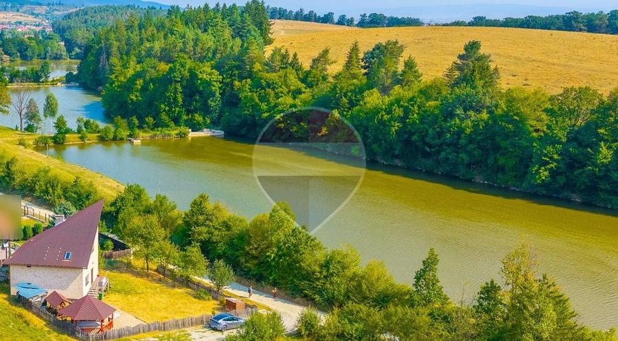 Casă individuală cu 5 camere cu Teren 696 Mp în Vulcan