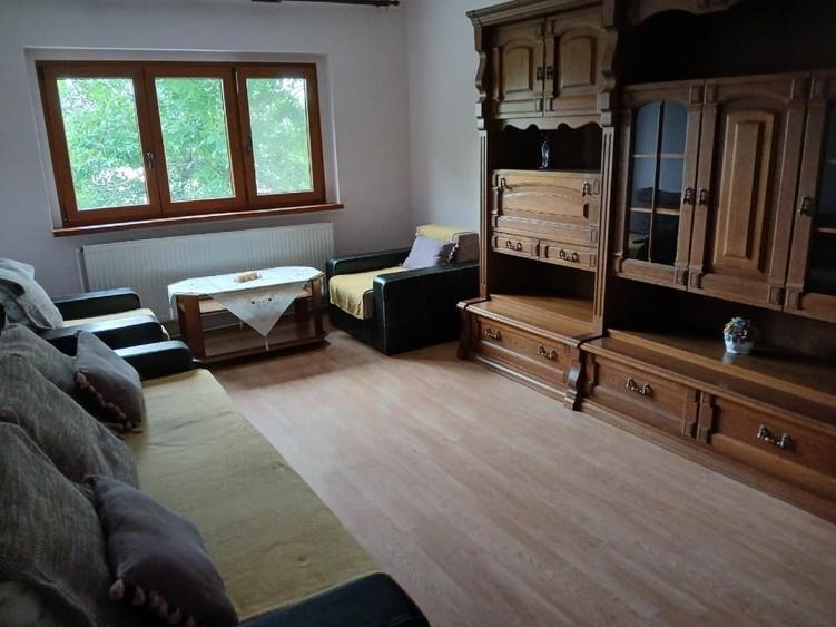Apartament cu 3 camere decomandat, mobilat în Bucovina
