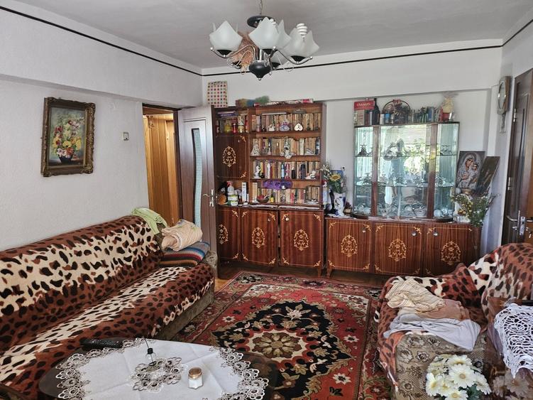 Apartament cu 3 camere semidecomandat în Central