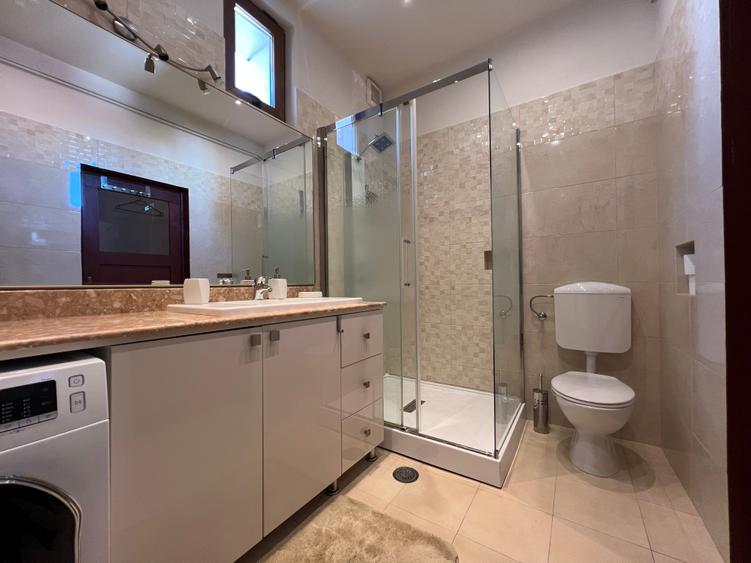 Apartament cu 3 camere semidecomandat, mobilat în Ultracentral