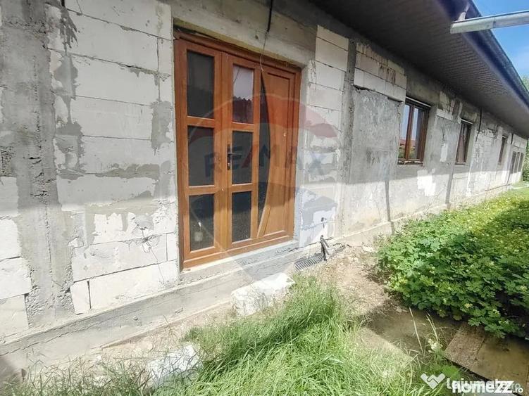 Casă cu 3 camere cu Teren 1326 Mp în Central