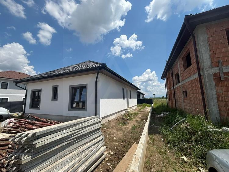 Casă individuală cu 4 camere cu Canalizare în Cristian