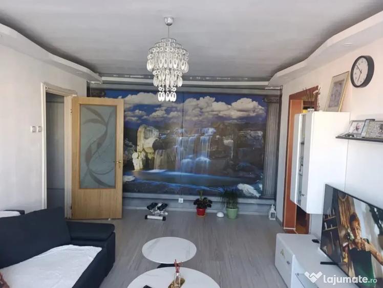 Apartament cu 3 camere semidecomandat în Titan