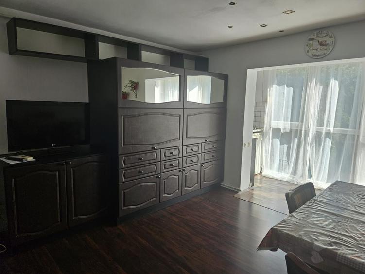 Apartament cu 3 camere semidecomandat în Spitalul Județean