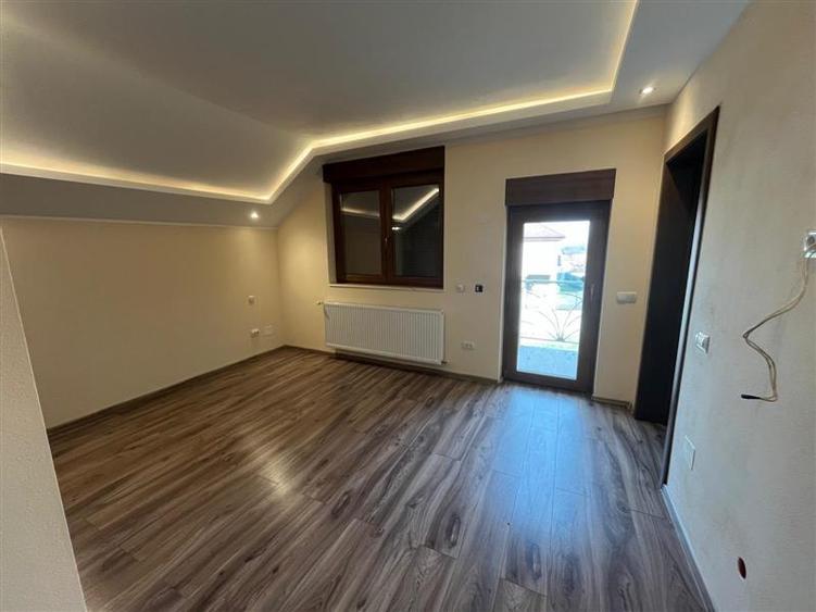 Casă individuală cu 5 camere cu Teren 600 Mp în Exterior Est