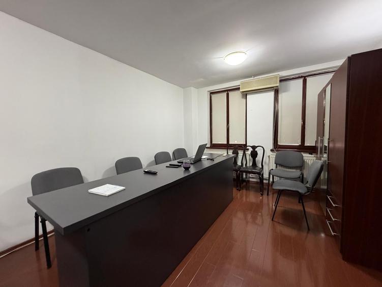 Casă individuală cu 8 camere cu Canalizare în Central
