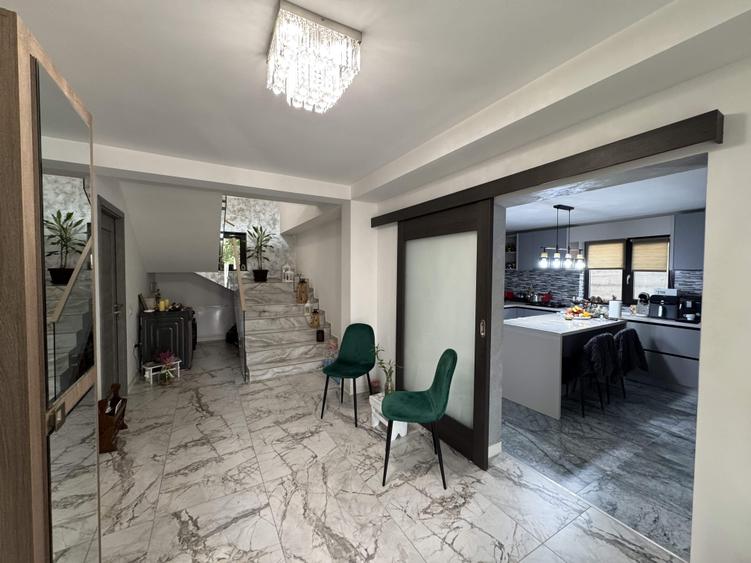 Casă cu 7 camere cu Garaj în Central