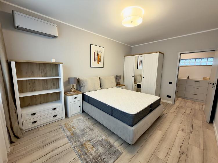 Apartament cu 3 camere semidecomandat, mobilat în Romană
