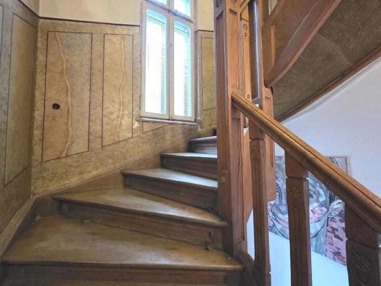 Apartament cu 5 camere decomandat în P-ța Universității