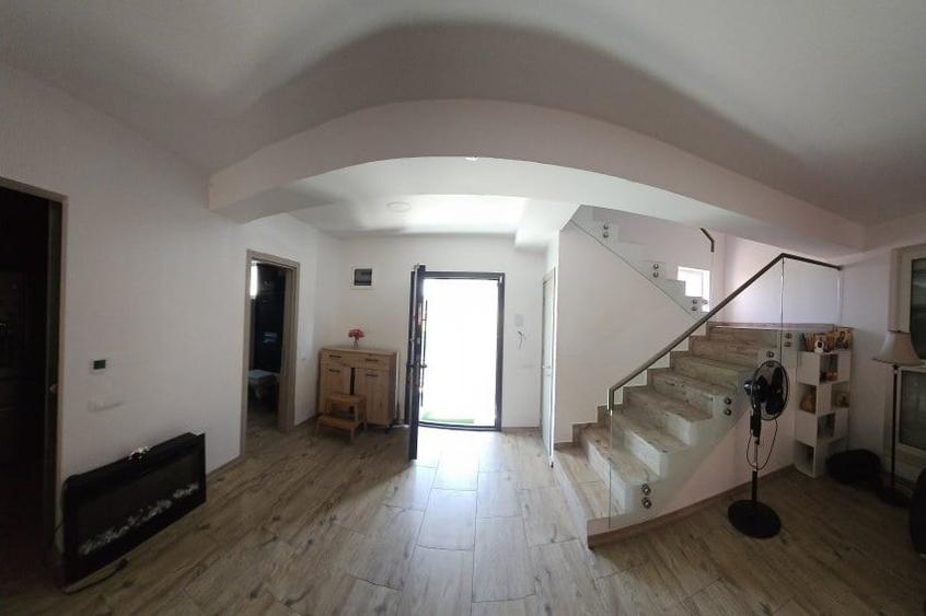 Casă cu 5 camere cu Teren 222 Mp în Otopeni