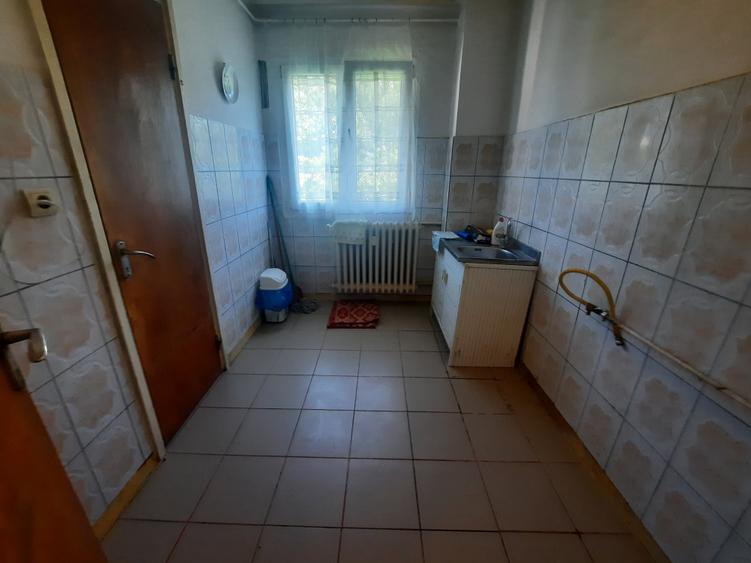Apartament cu 3 camere decomandat în Berceni