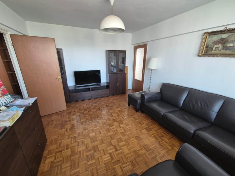 Apartament cu 3 camere semidecomandat în P-ța Muncii