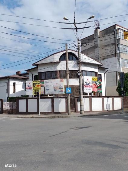 Casă cu 10 camere cu Teren 350 Mp în Central