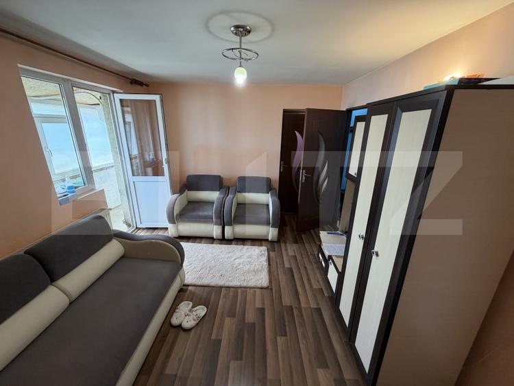 Apartament cu 2 camere semidecomandat, mobilat în 9 Mai