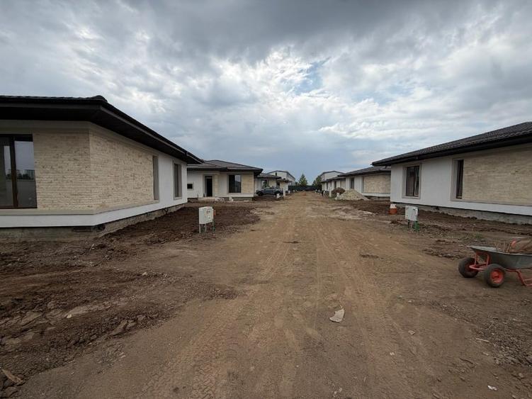 Casă individuală cu 4 camere cu Canalizare în Central