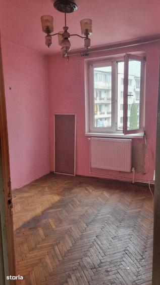 Apartament cu 3 camere decomandat în Petros