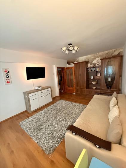 Apartament cu 3 camere decomandat în Coman