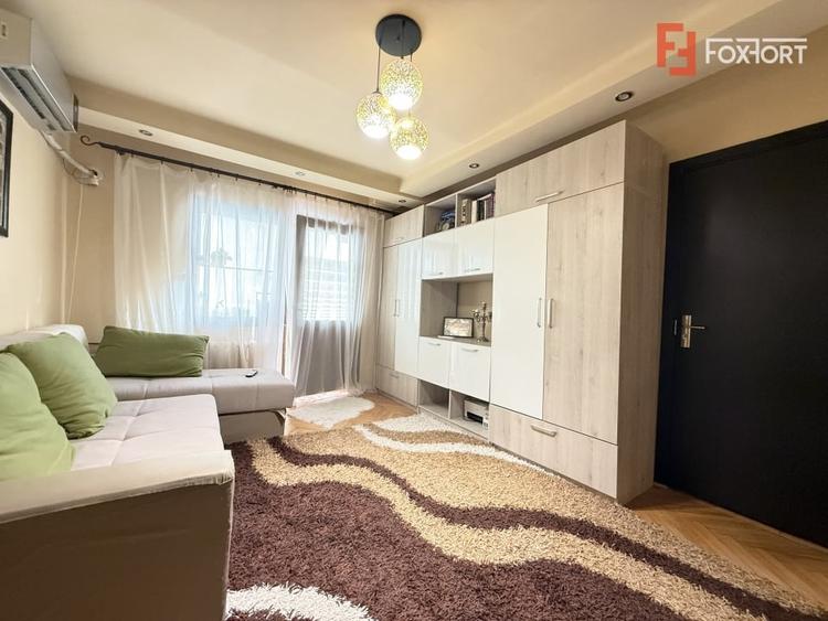 Apartament cu 3 camere semidecomandat, mobilat în Lipovei