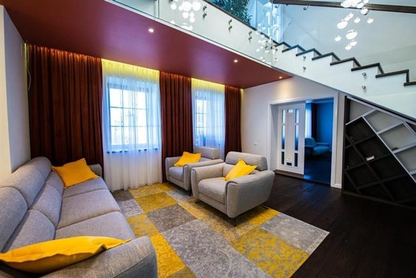 Casă individuală cu 11 camere cu Canalizare în Sânpetru