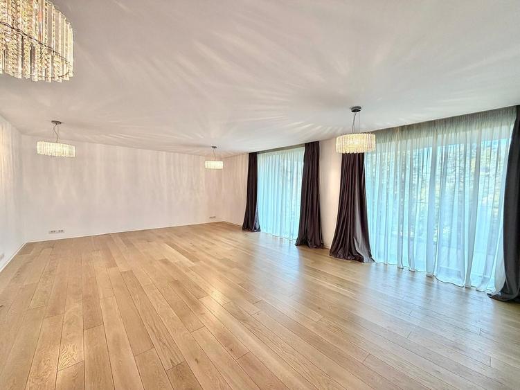 Apartament cu 4 camere decomandat în Aviatorilor