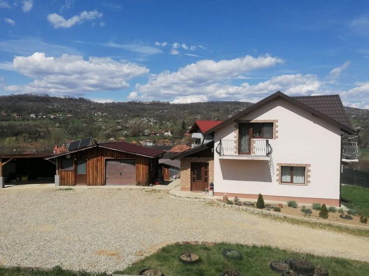 Casă cu 4 camere în Mihăești