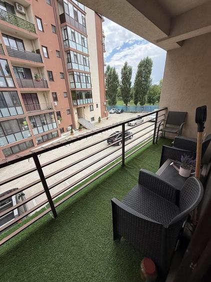 Apartament cu 3 camere decomandat în Roșu