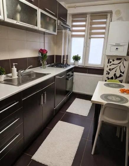 Apartament cu 3 camere decomandat, mobilat în Far