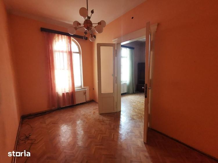 Apartament cu 3 camere semidecomandat în Central