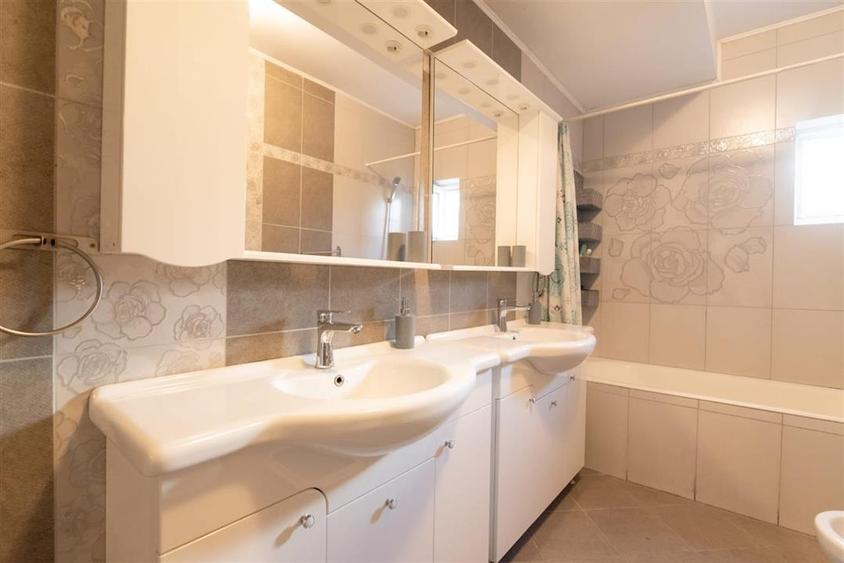 Apartament cu 3 camere decomandat în Paleu