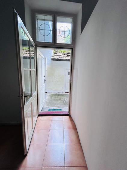 Birou, de 104 mp, în Central