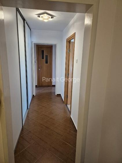 Apartament cu 3 camere decomandat, mobilat în Titan