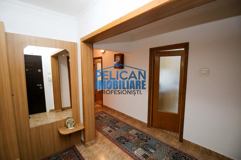 Apartament cu 3 camere decomandat, mobilat în Central